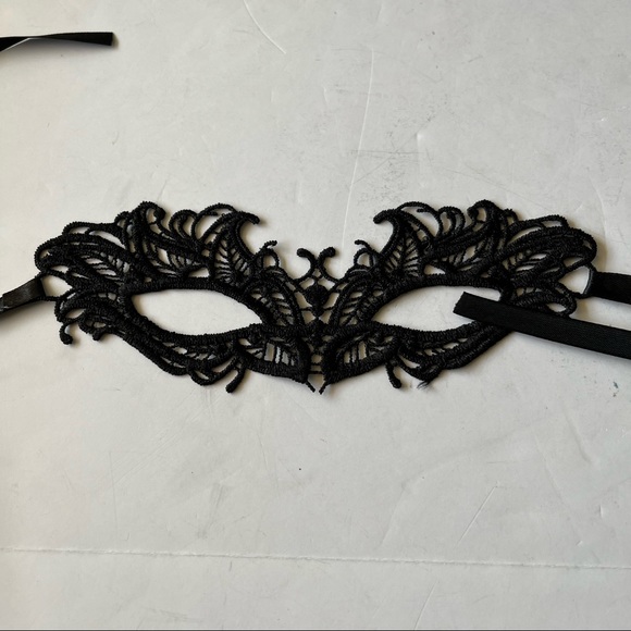 Black Lace Masks - Picture 4 of 5